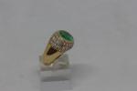 Bague en or 18k sertissant une émeraude colombienne (4.60 ct)...