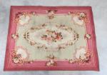 AUBUSSON, XIXème siècle. Petit tapis à fond beige et rose...