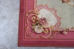 AUBUSSON, XIXème siècle. Petit tapis à fond beige et rose...