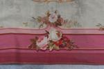 AUBUSSON, XIXème siècle. Petit tapis à fond beige et rose...