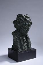 OULINE, Alexandre (1918-1949). "Beethoven", buste en bronze à patine verte...