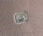 PLAT (petit) ovale en argent, bordure contours. Gravé d'armoiries. XIXème...