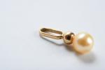 PENDENTIF en or jaune 750 millièmes retenant une petite perle...