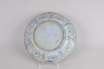 CHINE (vers 1700). Plat circulaire creux en porcelaine décor Karack....