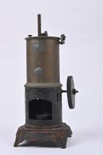 Machine à vapeur verticale incomplète
en tôle noire et cuivre (rouille)....