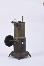 Machine à vapeur verticale incomplète
en tôle noire et cuivre (rouille)....