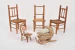 Mobilier en bois ciré :
deux chaises garnies de paille, fauteuil....