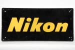 Nikon 
Panonceau double face en plastique à fond noir, 25...