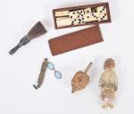Quatre objets miniatures 
dont jeu de dominos, face à main,...