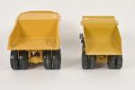 Caterpillar, 2 camions à bennes basculantes, modèles réduits échelle 1/35ème...