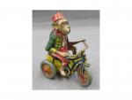 Arnold, Western Germany : singe mécanique sur tricycle.