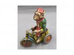 Arnold, Western Germany : singe mécanique sur tricycle.