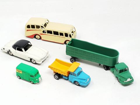 Camion bache mécanique en tôle peinte jaune, avec chauff…