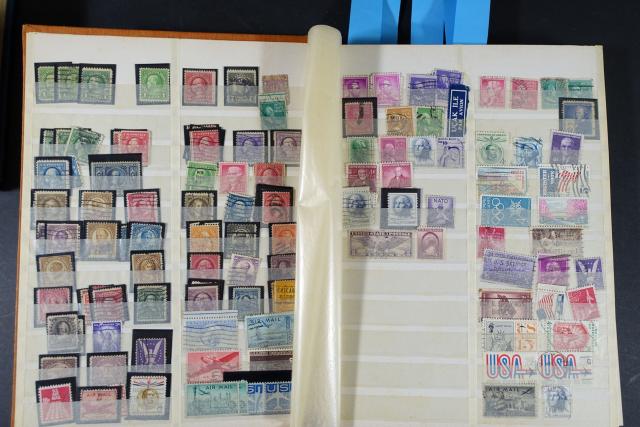 Philatélie - un carton de 9 albums de timbres divers France et monde +  planches, Vente aux enchères : Cartes postales - Vieux papiers