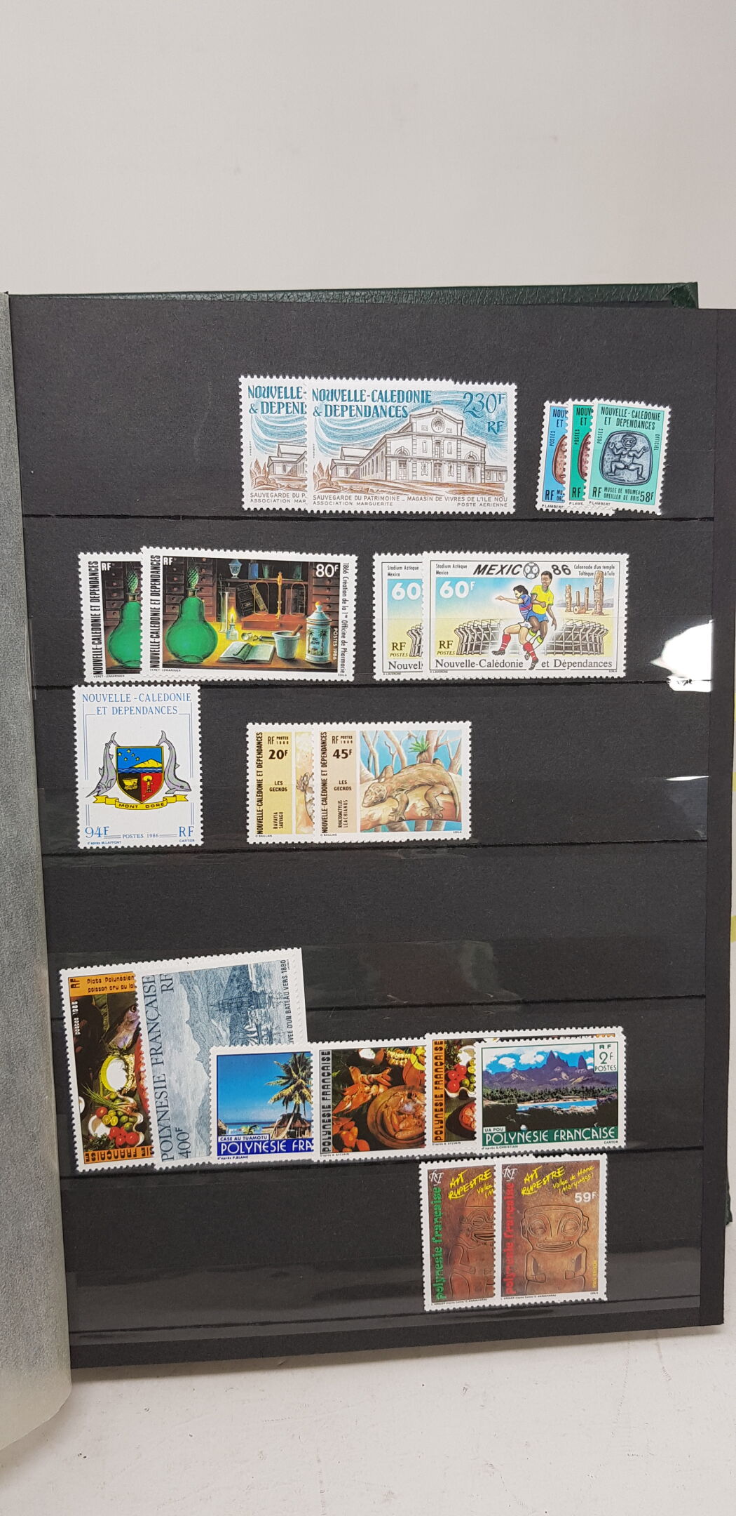 VENTE DE TIMBRES, LIVRES ET CARTES POSTALES