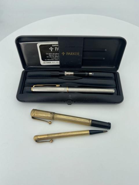 PARKER : Un stylo-plume en métal doré et plume en or. On joint un
