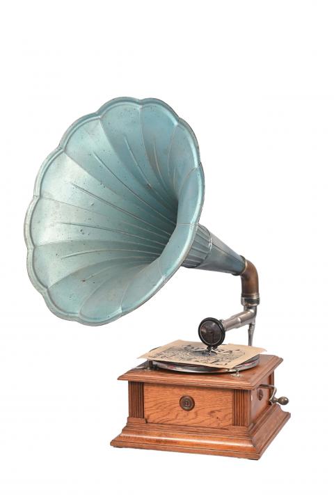 Phonographe Odéon pour disques 78 tours à saphir. Pavi…