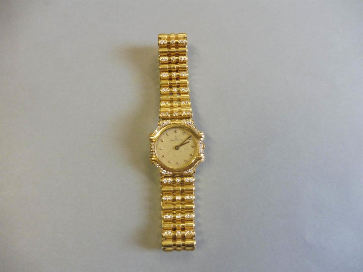 Lot 159 Jean LASSALLE Montre bracelet de dame en or jaune 18K