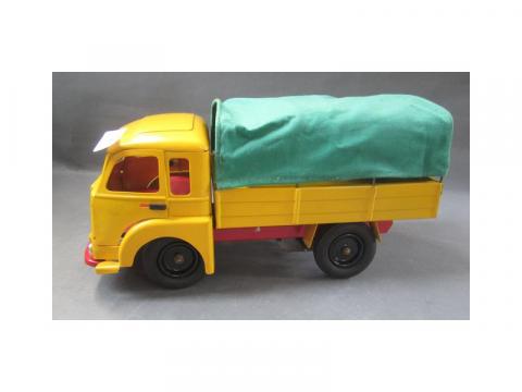 Camion bache mécanique en tôle peinte jaune, avec chauff…