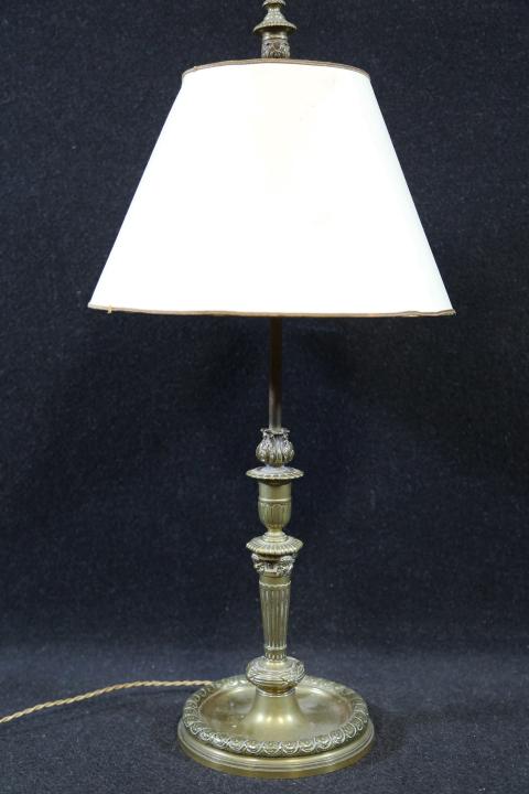 Petite lampe de bureau dite bouillote de style empire avec abat jour en fer