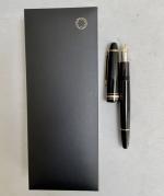 MONTBLANC 
Stylo plume modèle "Meisterstück" en résine noire; garniture en...