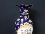 Grand vase en porcelaine de Chine moderne et trois petits...