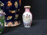 Grand vase en porcelaine de Chine moderne et trois petits...