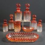 BACCARAT : Garniture de toilette en cristal moulé et teinté...