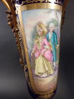 Paire de vases couverts de style Napoléon III en porcelaine...