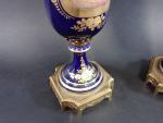Paire de vases couverts de style Napoléon III en porcelaine...