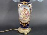 Lampe à porcelaine de style Napoléon III à décor polychrome...