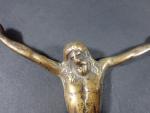 Christ en croix d'applique en bronze fondu, style médiéval. Hauteur...
