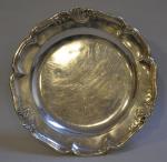 PLAT rond en argent, modèle à moulure de filets et...