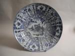 JAPON - PLAT en porcelaine d'Arita. Epoque XVIIème siècle. D....