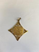 PENDENTIF quadrilobe ajouré en or jaune 750/°° centré d'une pièce...