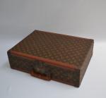 Louis VUITTON
Modèle Bisten
Valise de voyage en toile monogrammée, numérotée 878394....