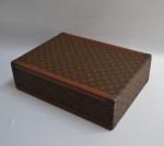 Louis VUITTON
Modèle Bisten
Valise de voyage en toile monogrammée, numérotée 878394....