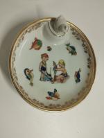 Un lot comprenant une assiette à bouillie en porcelaine polychrome...