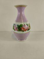 Vase balustre en porcelaine à décor floral sur fond rose...