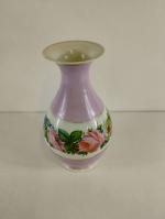Vase balustre en porcelaine à décor floral sur fond rose...