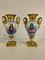 Deux vases en porcelaine de Paris polychrome à l'effigie du...