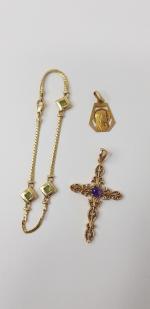 Bracelet souple avec pierres 18cm env, pendentif religieux et 1...