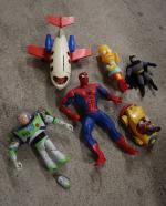 Lot de figurines Buzz l'Eclair, Spider Man, Bart Simpson, Batman,...