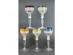 Cinq verres en cristal moulé de couleur à décor de...