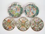 3 assiettes et 2 plats en porcelaine et émaux polychromes...