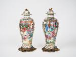 Chine, Canton fin XIXe siècle, 
Paire de vases couverts de...