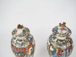 Chine, Canton fin XIXe siècle, 
Paire de vases couverts de...