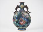 Chine, vers 1880, 
Vase gourde sur piédouche, en émaux cloisonnés...