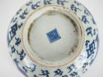 Chine, fin XVIIIe siècle, 
Coupe sur petit talon en porcelaine...