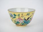 Chine, marque et époque Guangxu (1871-1908)
Coupe en porcelaine émaillée jaune,...